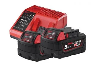 Milwaukee M18 Akkupaketti 2x 5.0 Ah REDLITHIUM-ION akkua ja laturi