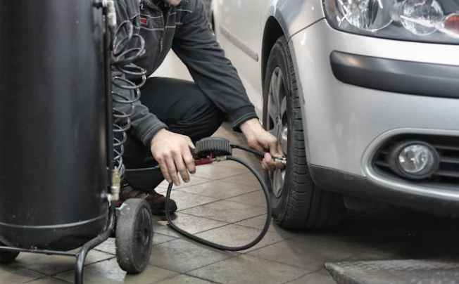 Rengastyökalut ja auton renkaan paikkaus