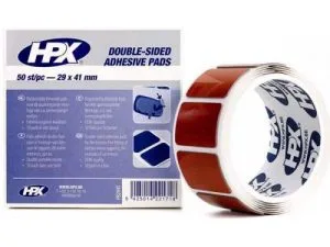 Kaksipuolinen teippipala rullassa