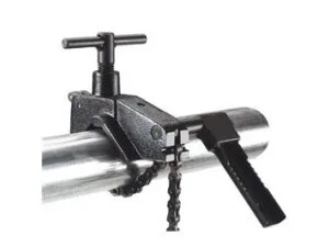 Valurautainen putkenpidin puukkosahalle